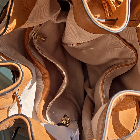 Bucket bag by Danier - Picture 4 of 8